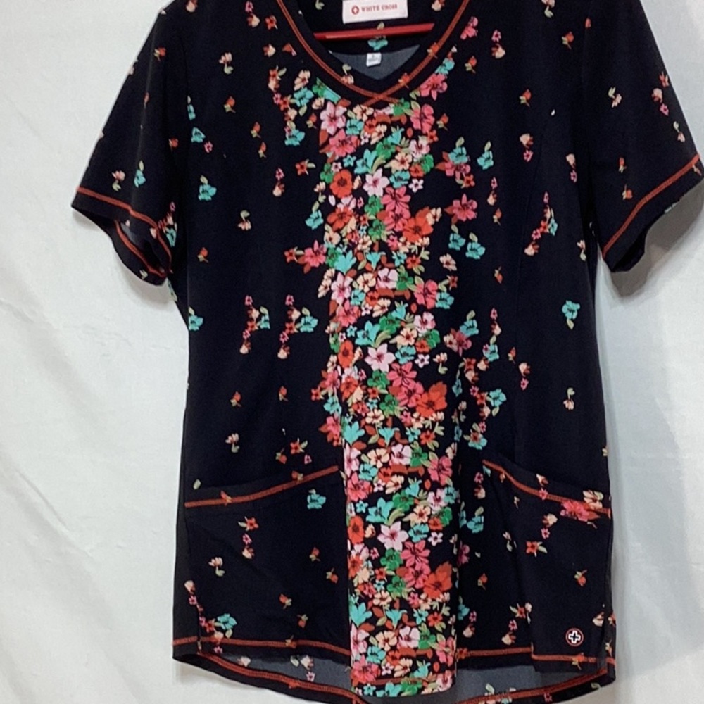 Lot of 3 scrub tops Elle and White Cross . Size small. - Picture 9 of 13